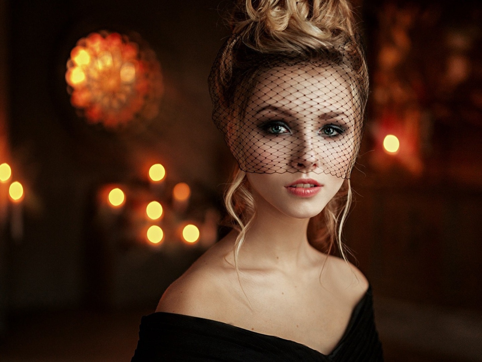 Красивая девушка блондинка с вуалью на лице 