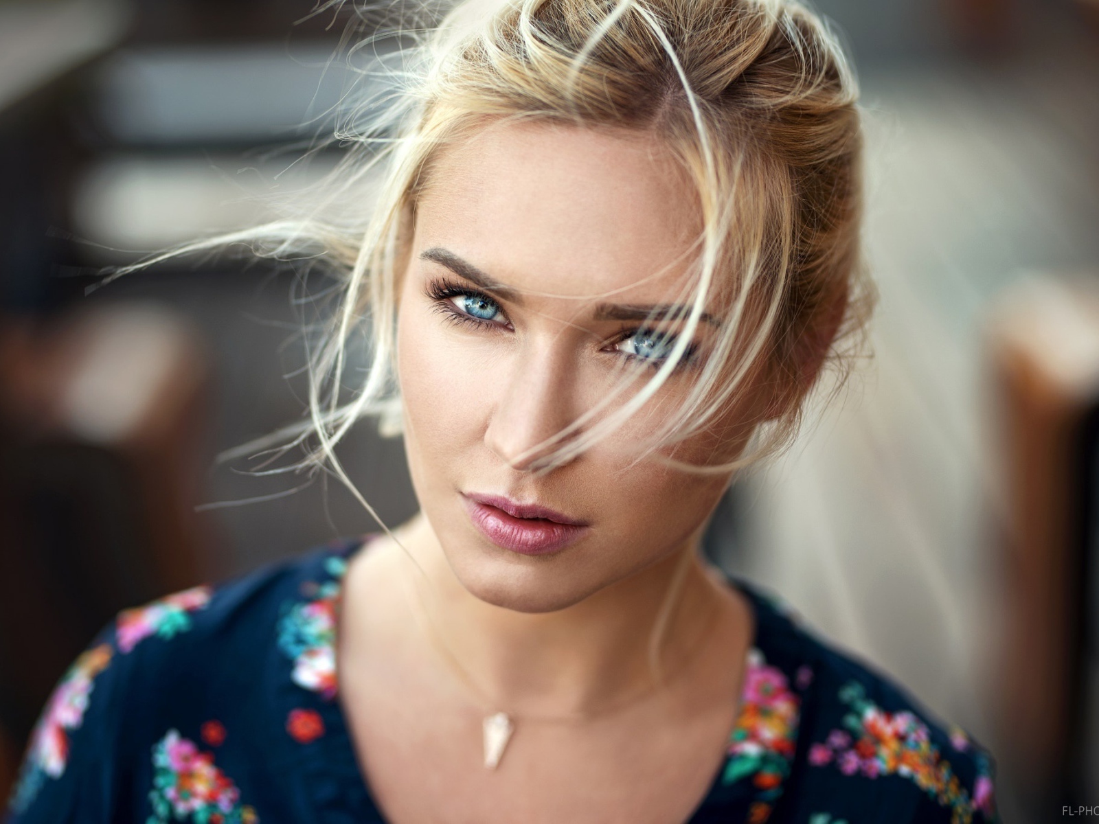 Красивая блондинка с выразительными голубыми глазами