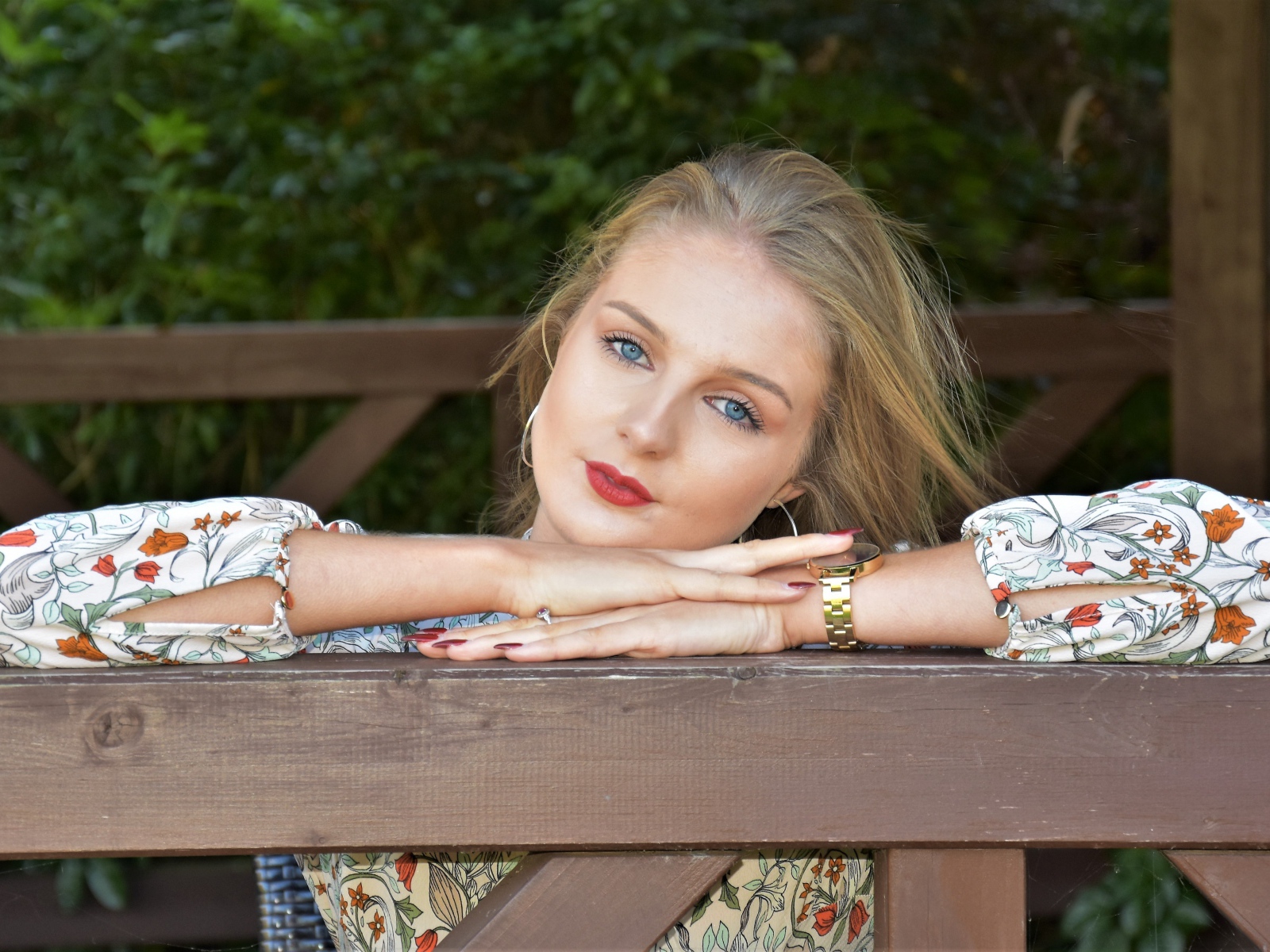 Красивая голубоглазая девушка с часами на руке