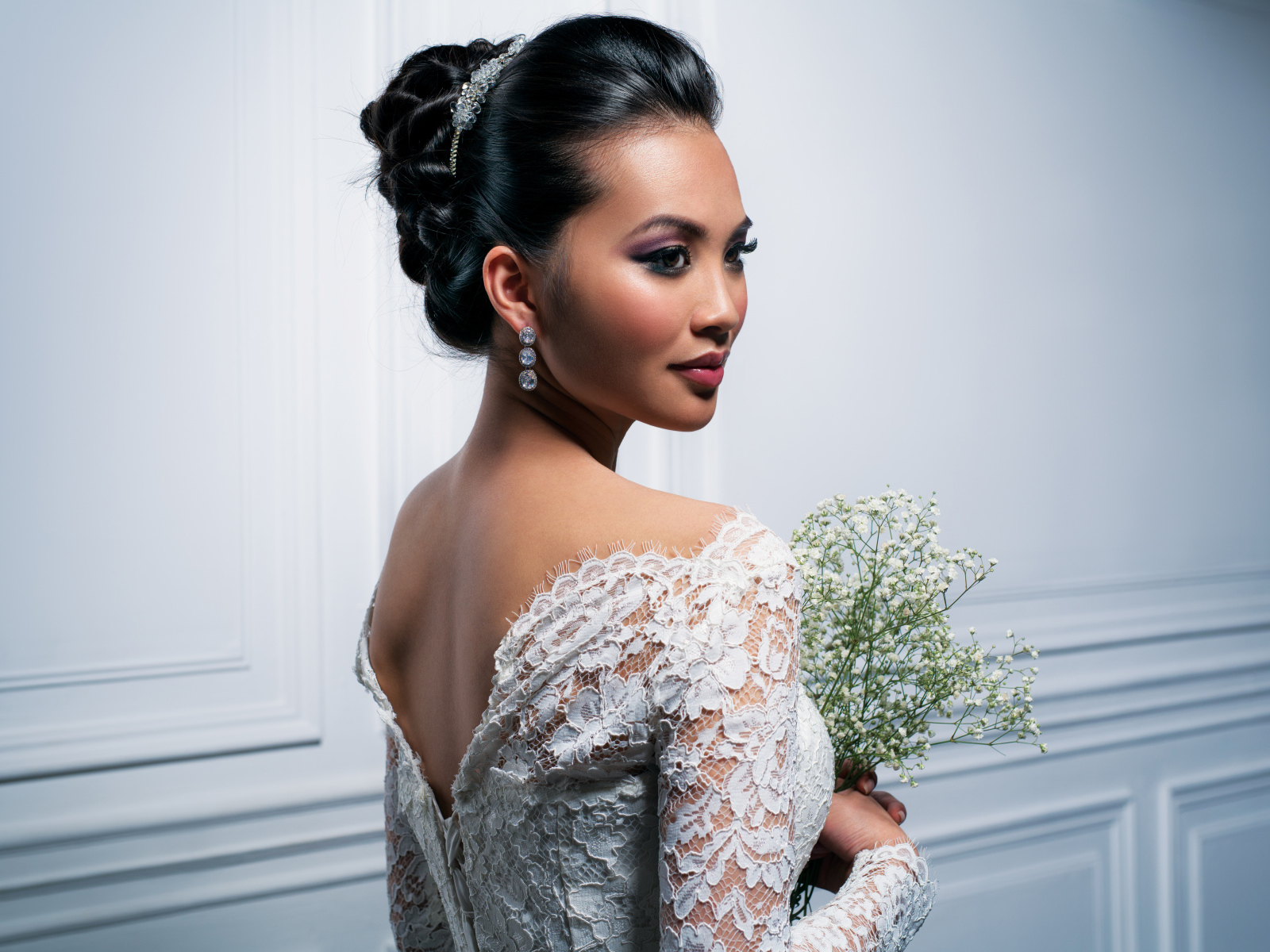 Красивая девушка невеста с белым букетом цветов в руках