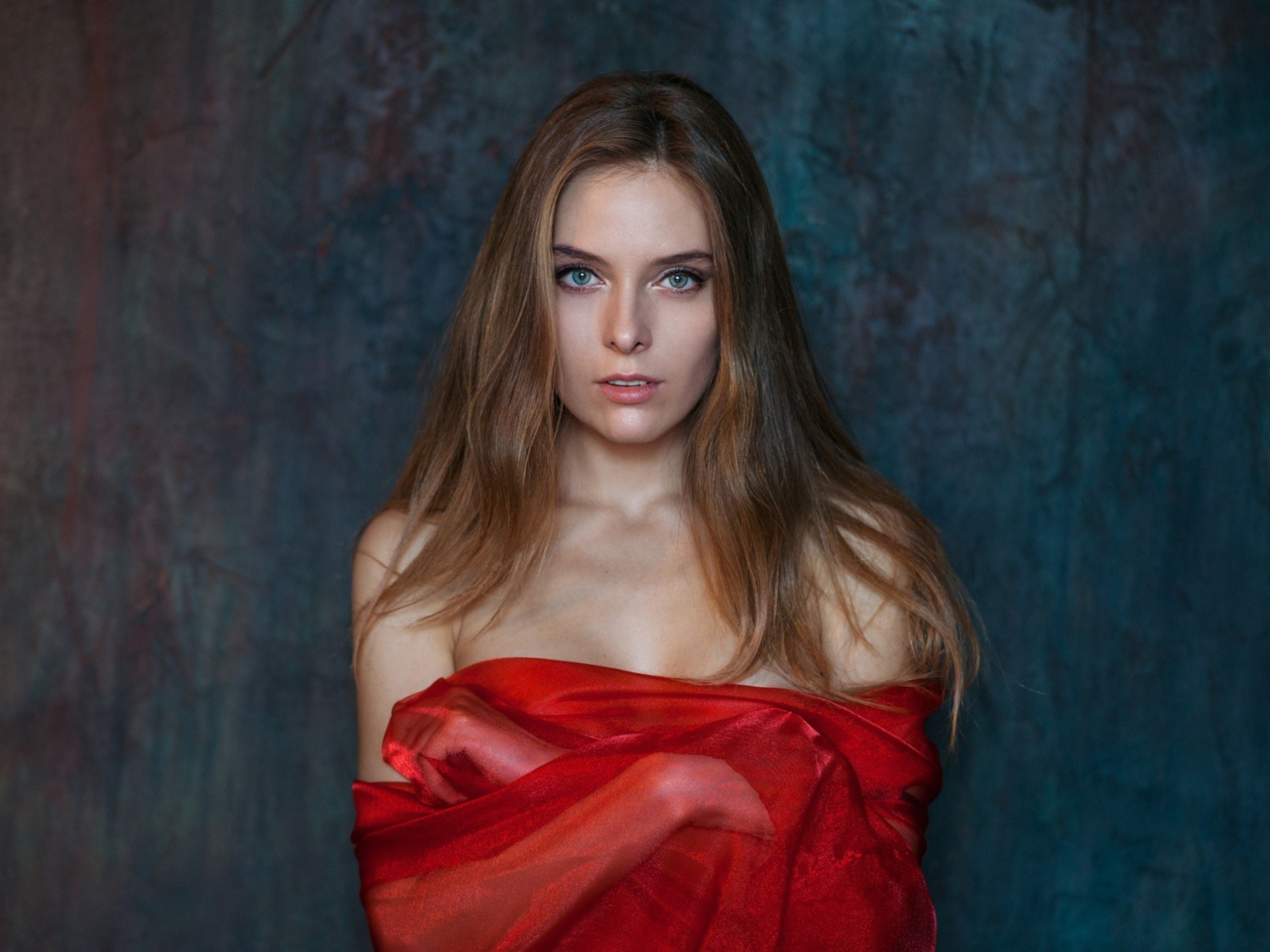 Красивая девушка брюнетка в красном платье 