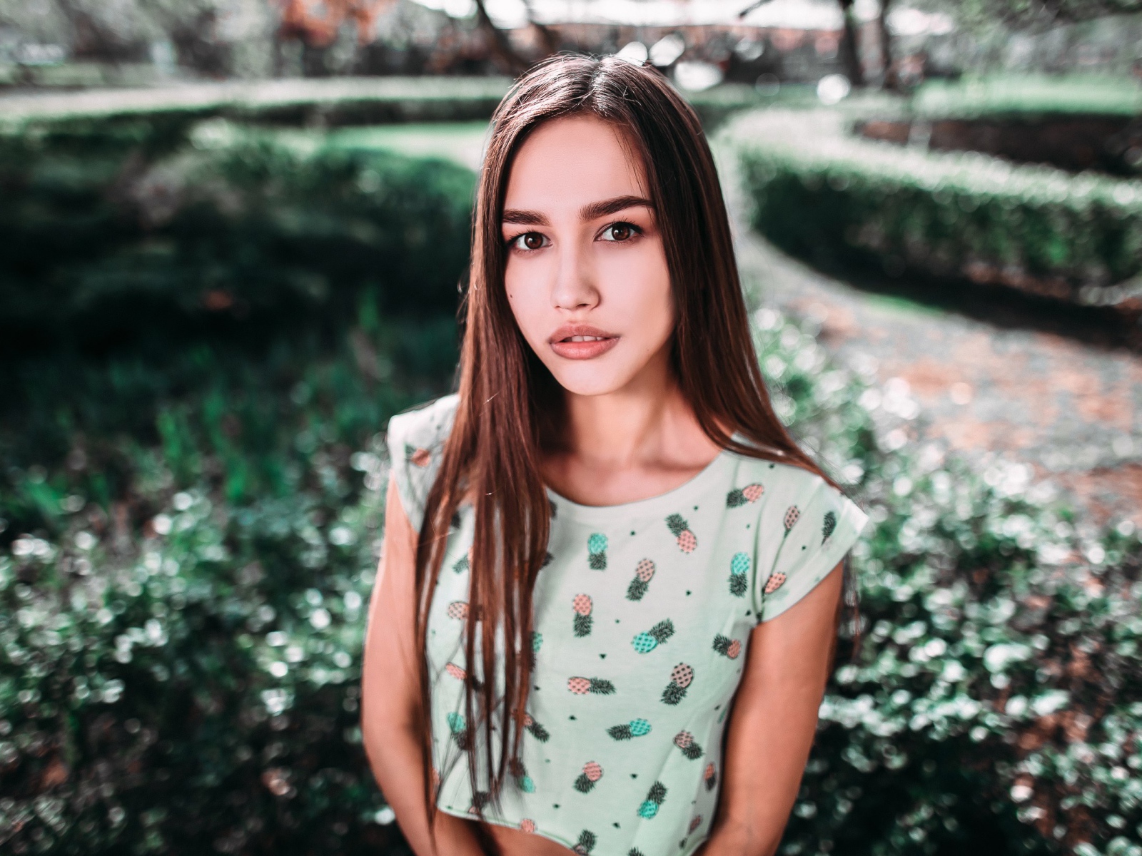 Красивая девушка брюнетка с карими глазами 