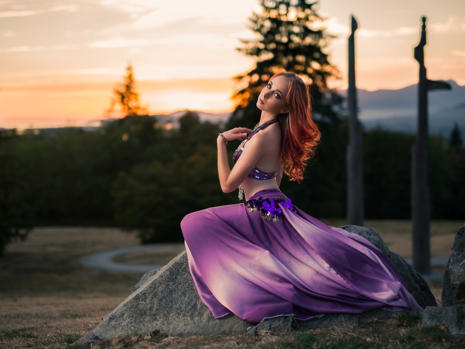 Красивая девушка в фиолетовом восточном наряде 