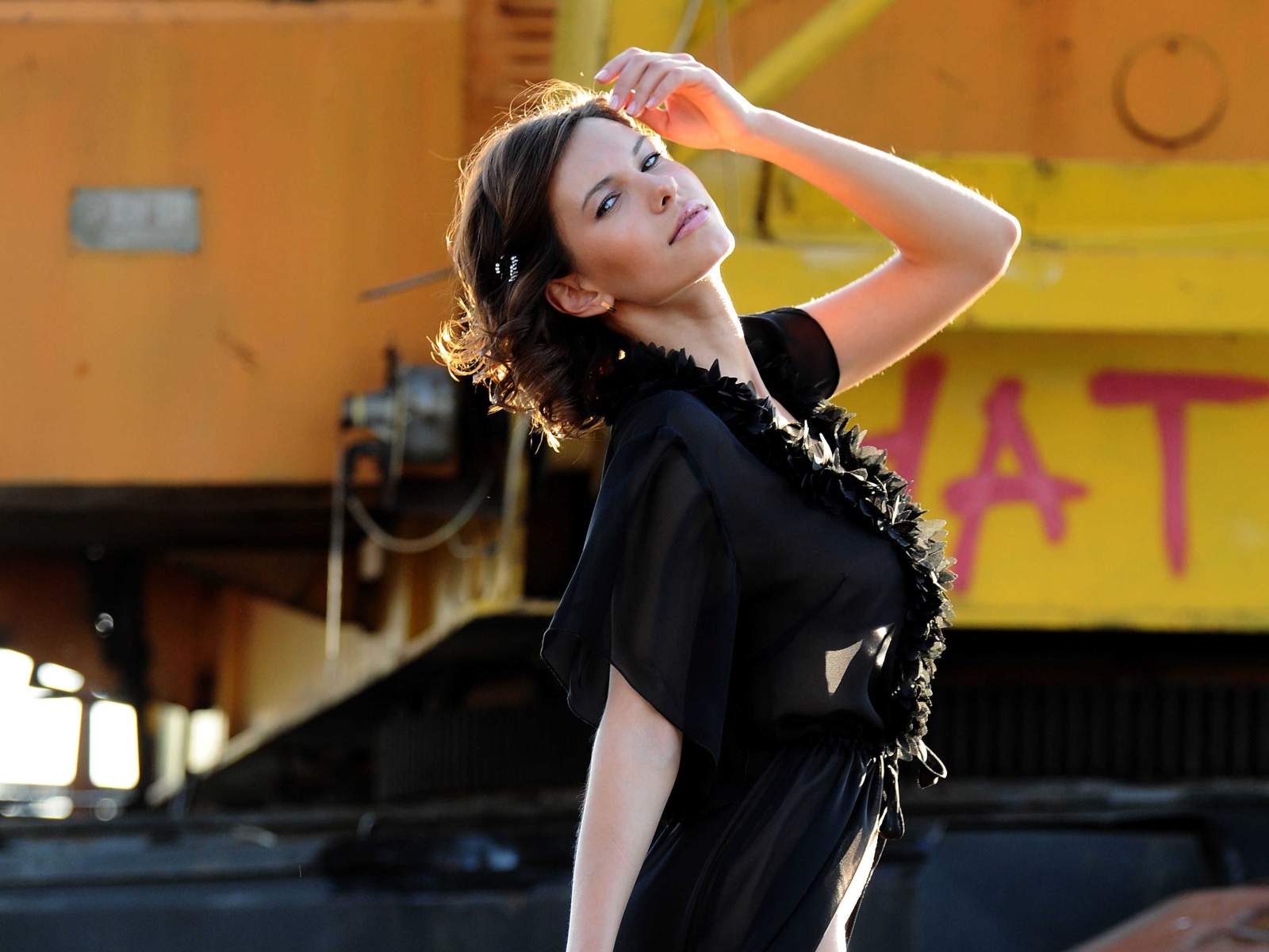 Красивая девушка модель в черном платье