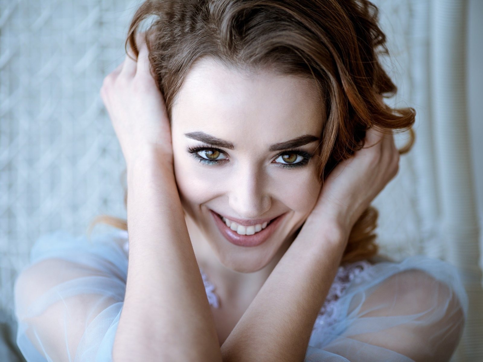 Красивая девушка модель с красивой улыбкой