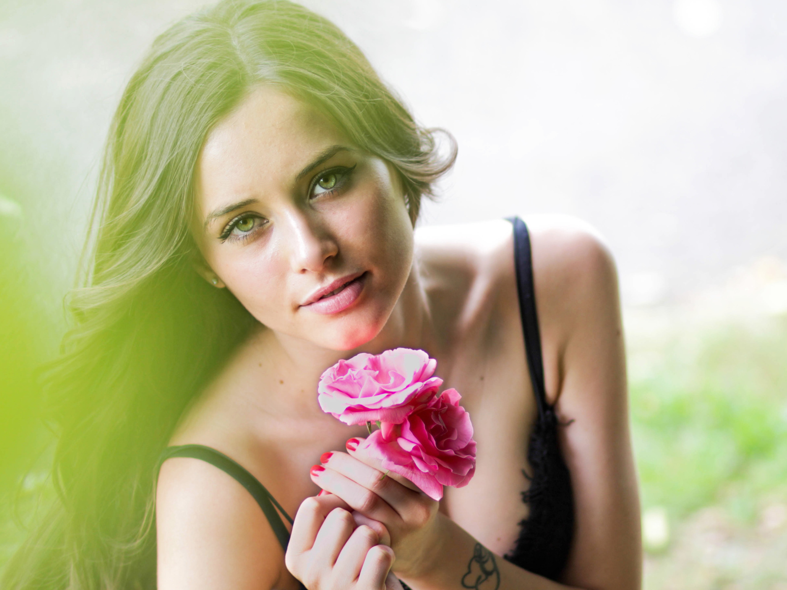 Красивая девушка с тремя красными розами