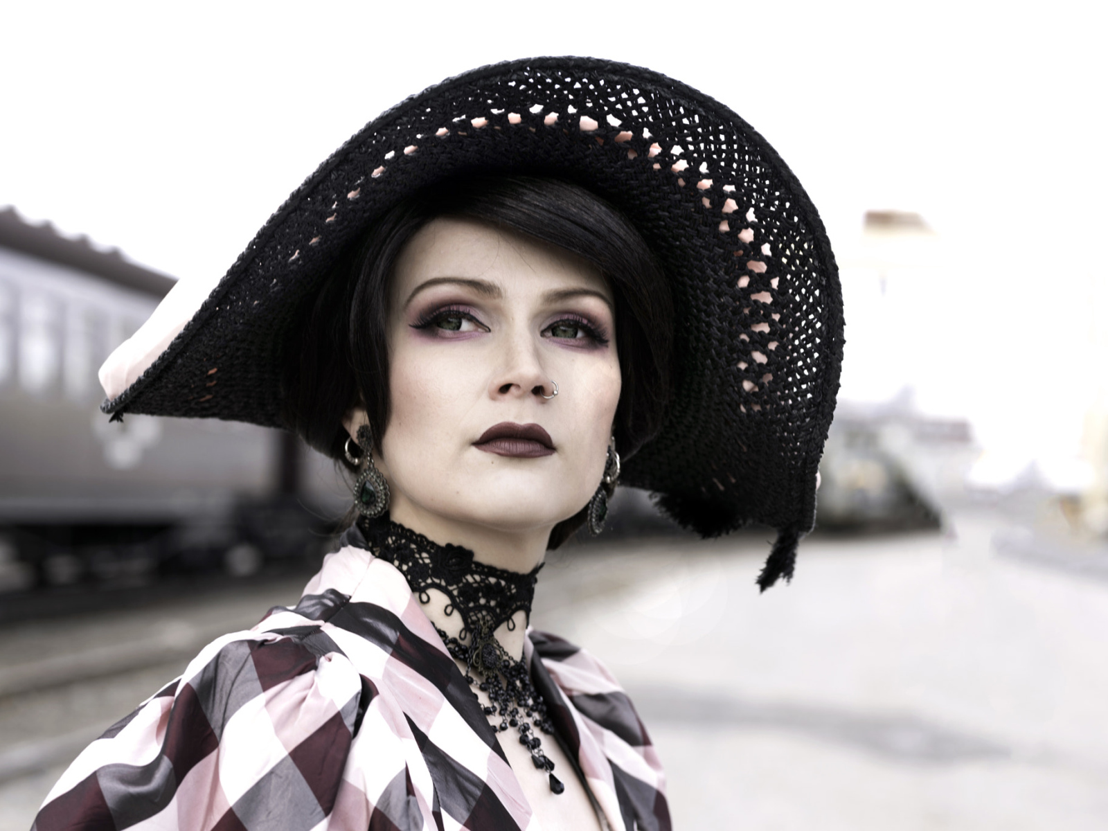 Красивая зеленоглазая девушка в большой черной шляпе