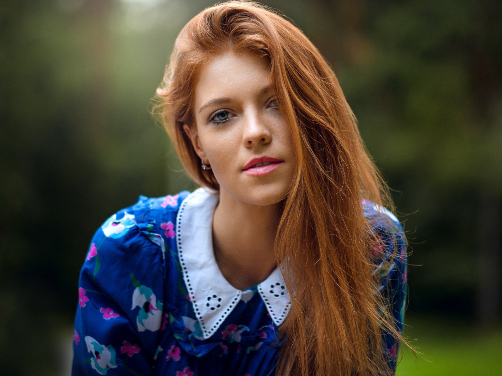 Красивая рыжеволосая девушка с зелеными глазами в красивом платье 