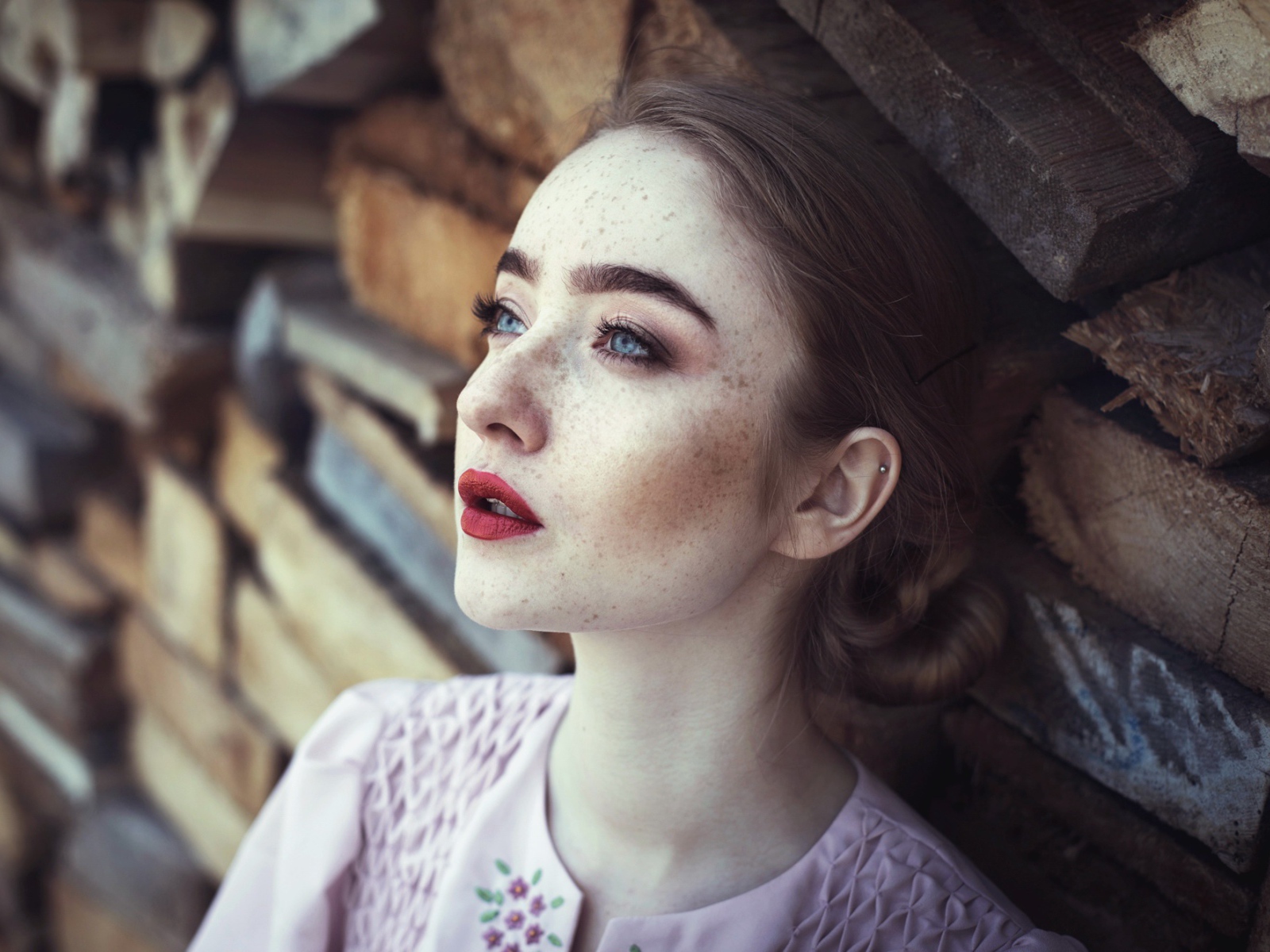 Голубоглазая девушка с веснушками на лице 