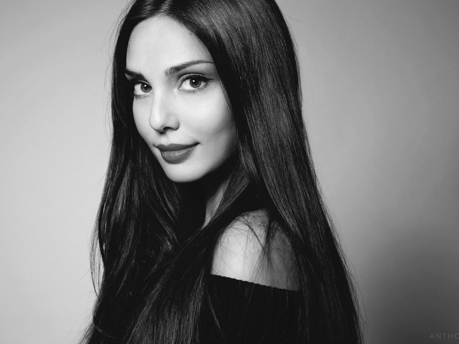 Девушка брюнетка с длинными волосами, черно белое фото 