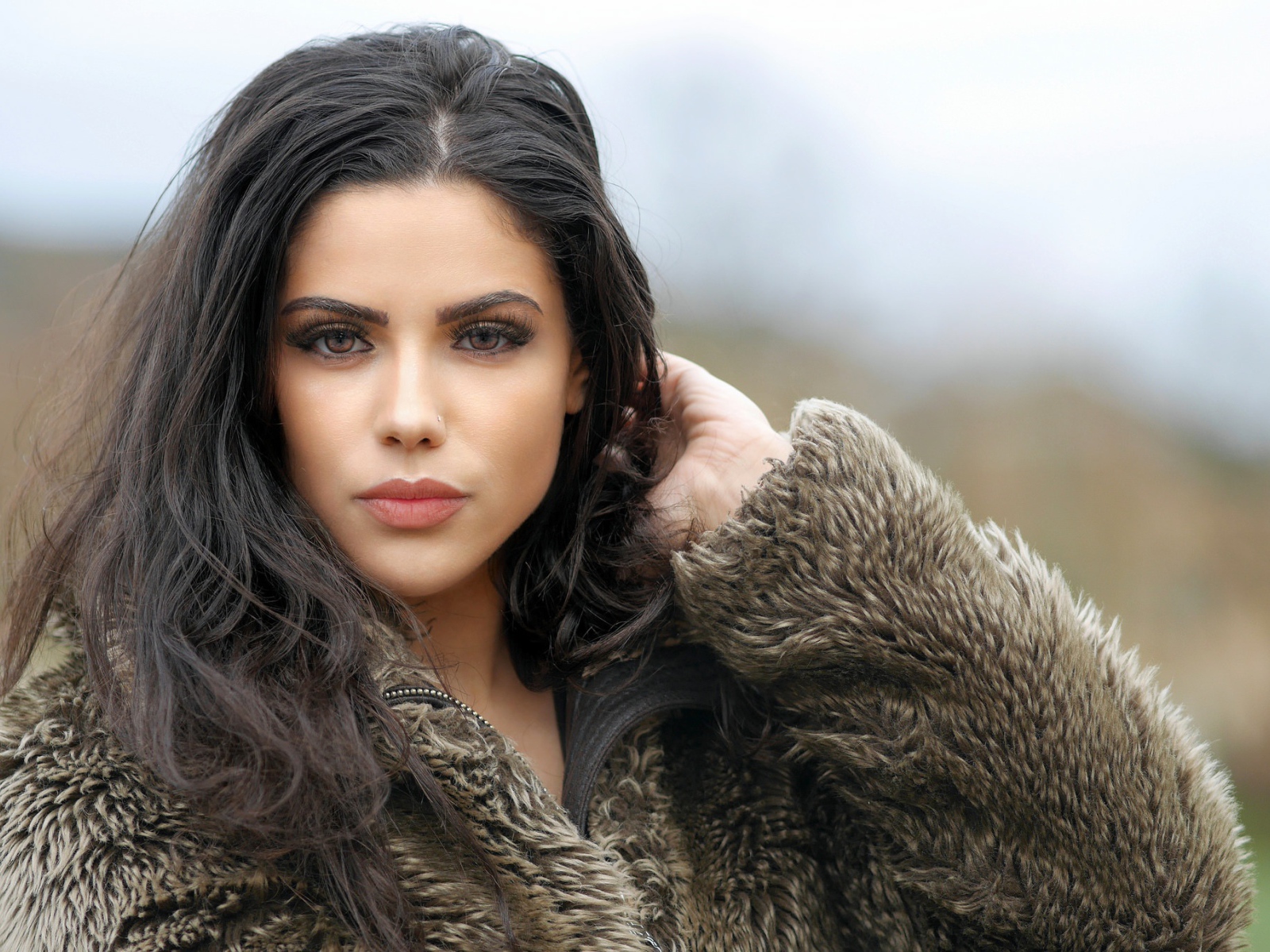 Брюнетка с карими глазами в шубе 