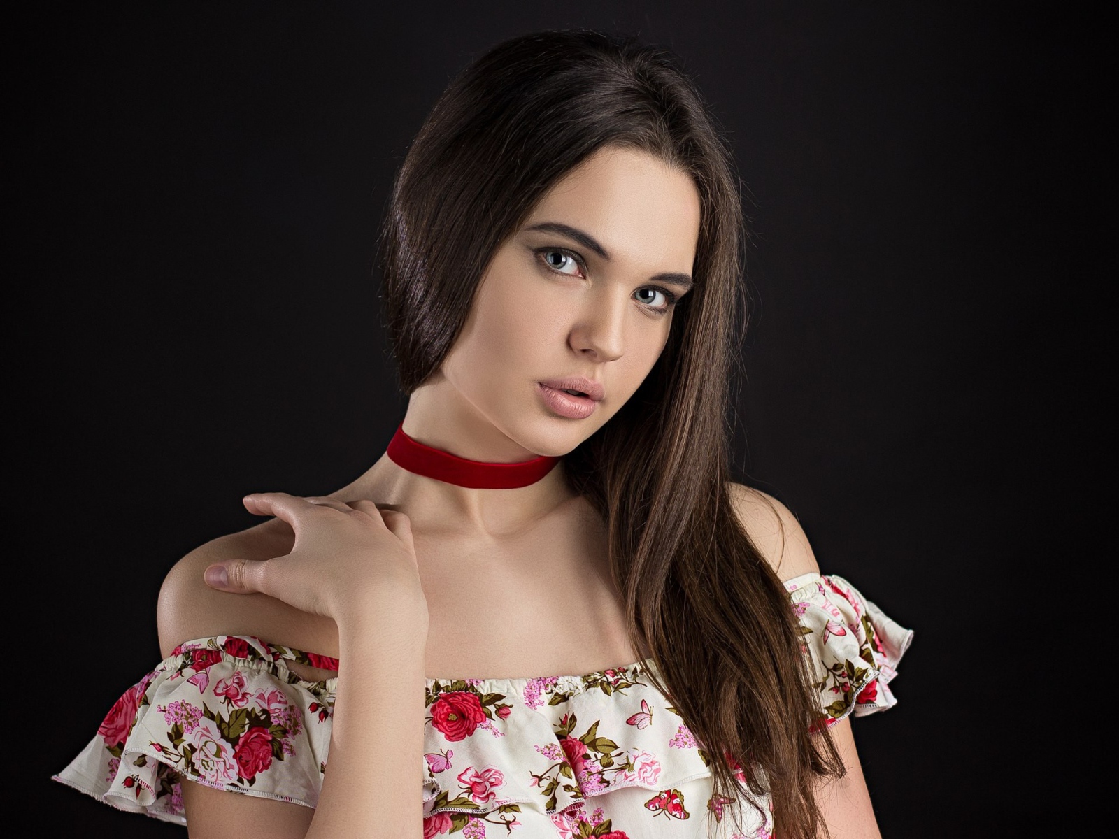 Брюнетка с длинными волосами в красивом сарафане 