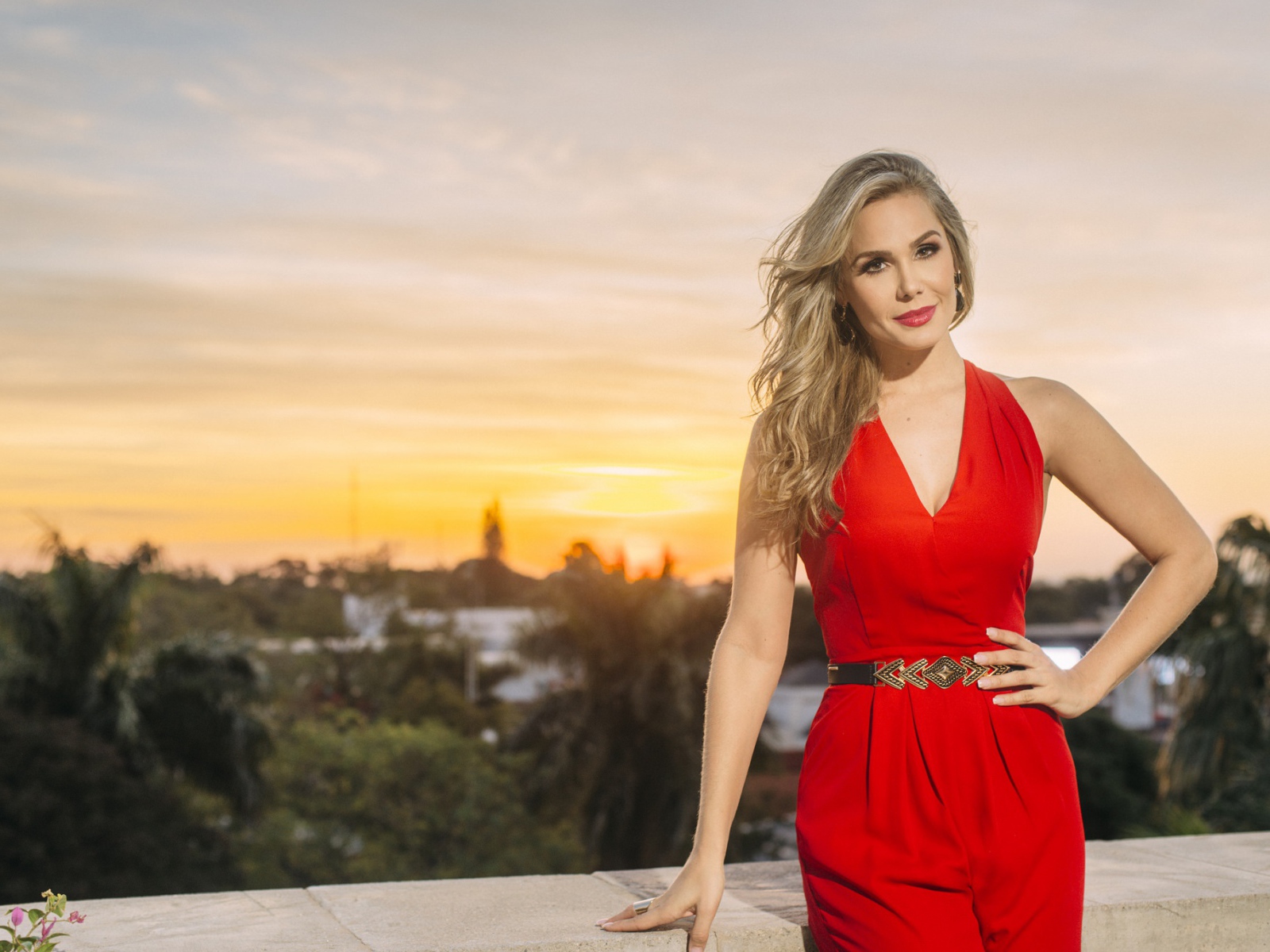 Эффектная девушка блондинка в красивом красном платье