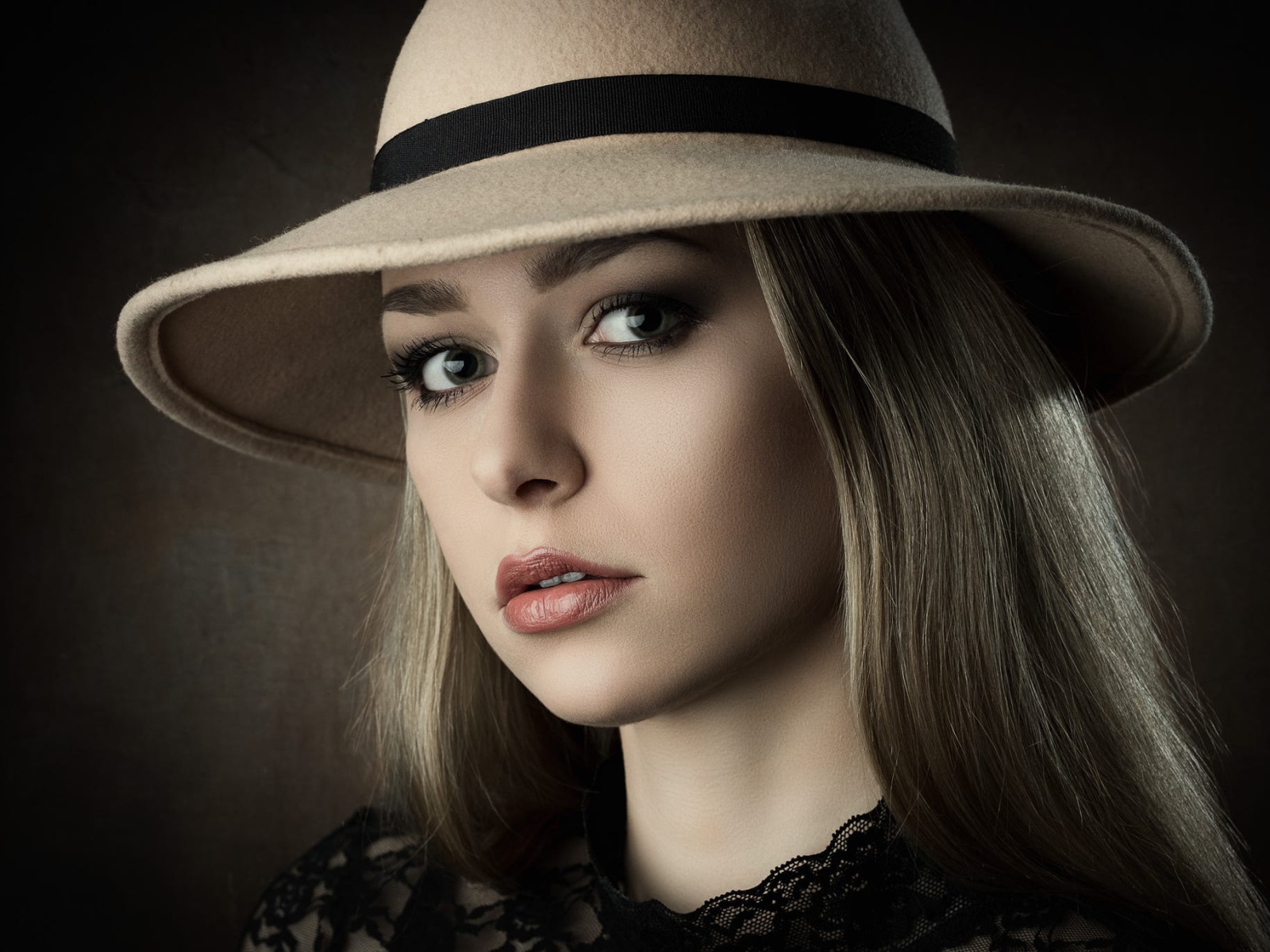 Лицо красивой девушки в большой шляпе 