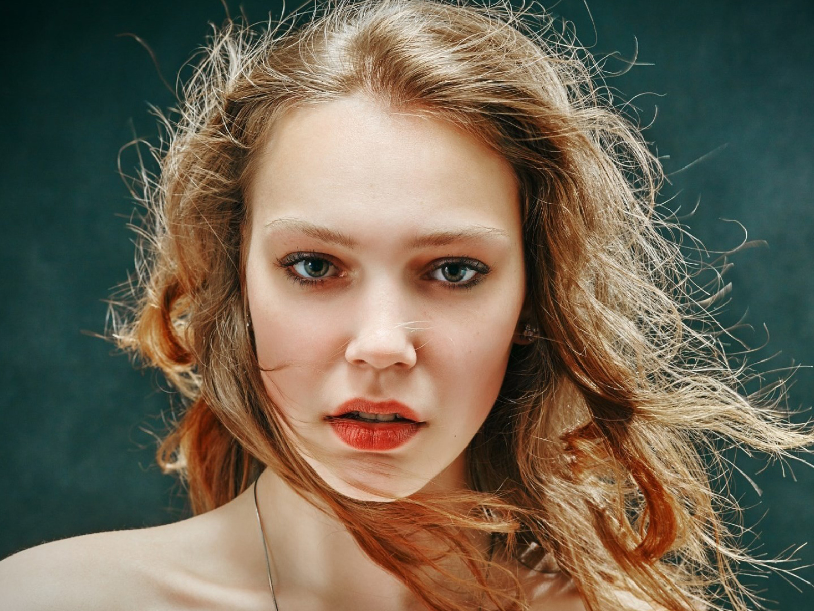 Нежная красивая молодая девушка с красивыми глазами 