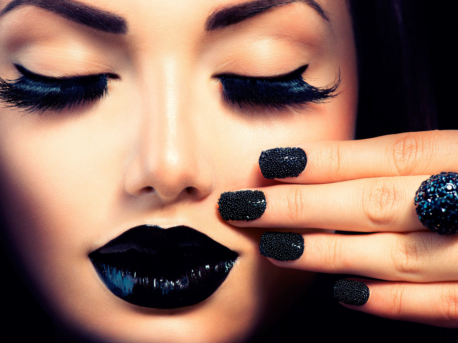 Девушка с красивым черным макияжем и черными ногтями
