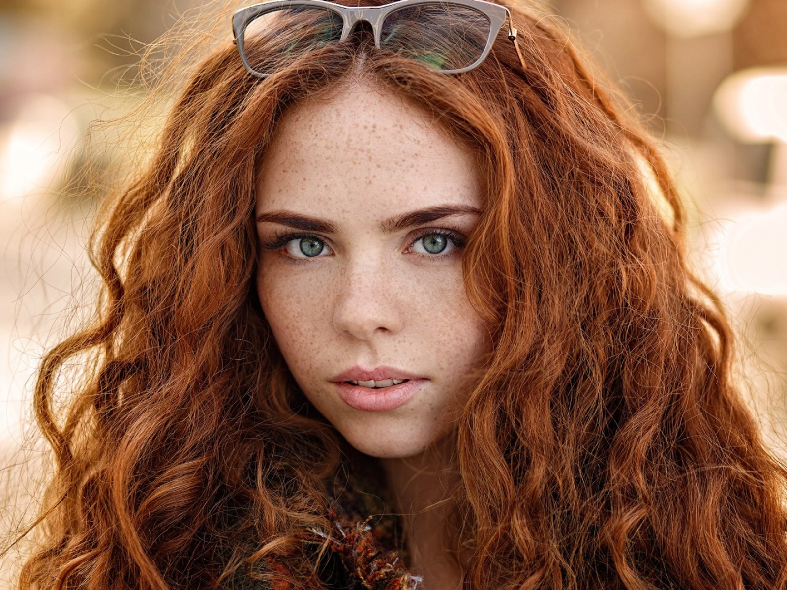 Рыжеволосая красивая девушка с зелеными глазами 