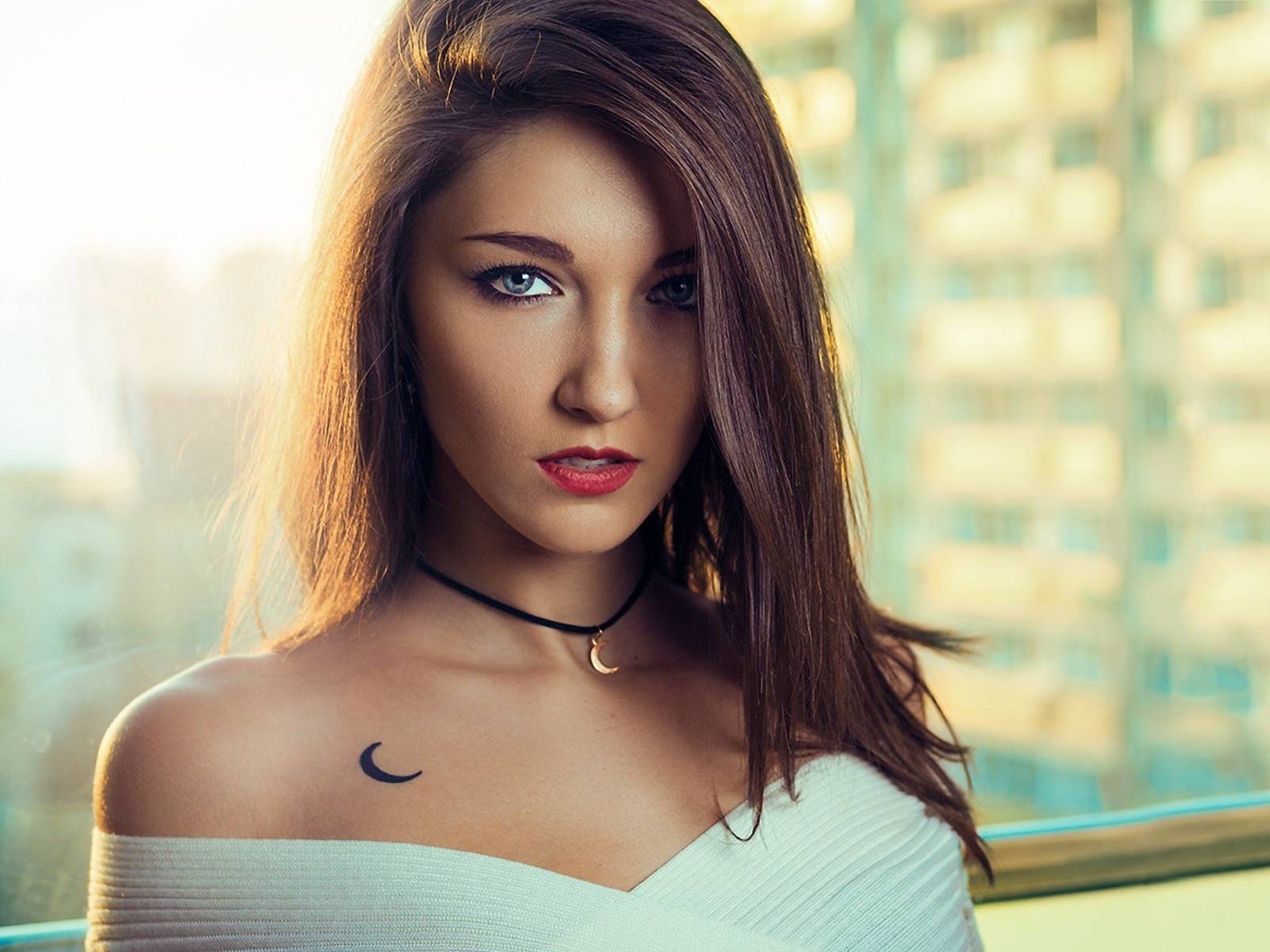 Стильная брюнетка с татуировкой в форме месяца 