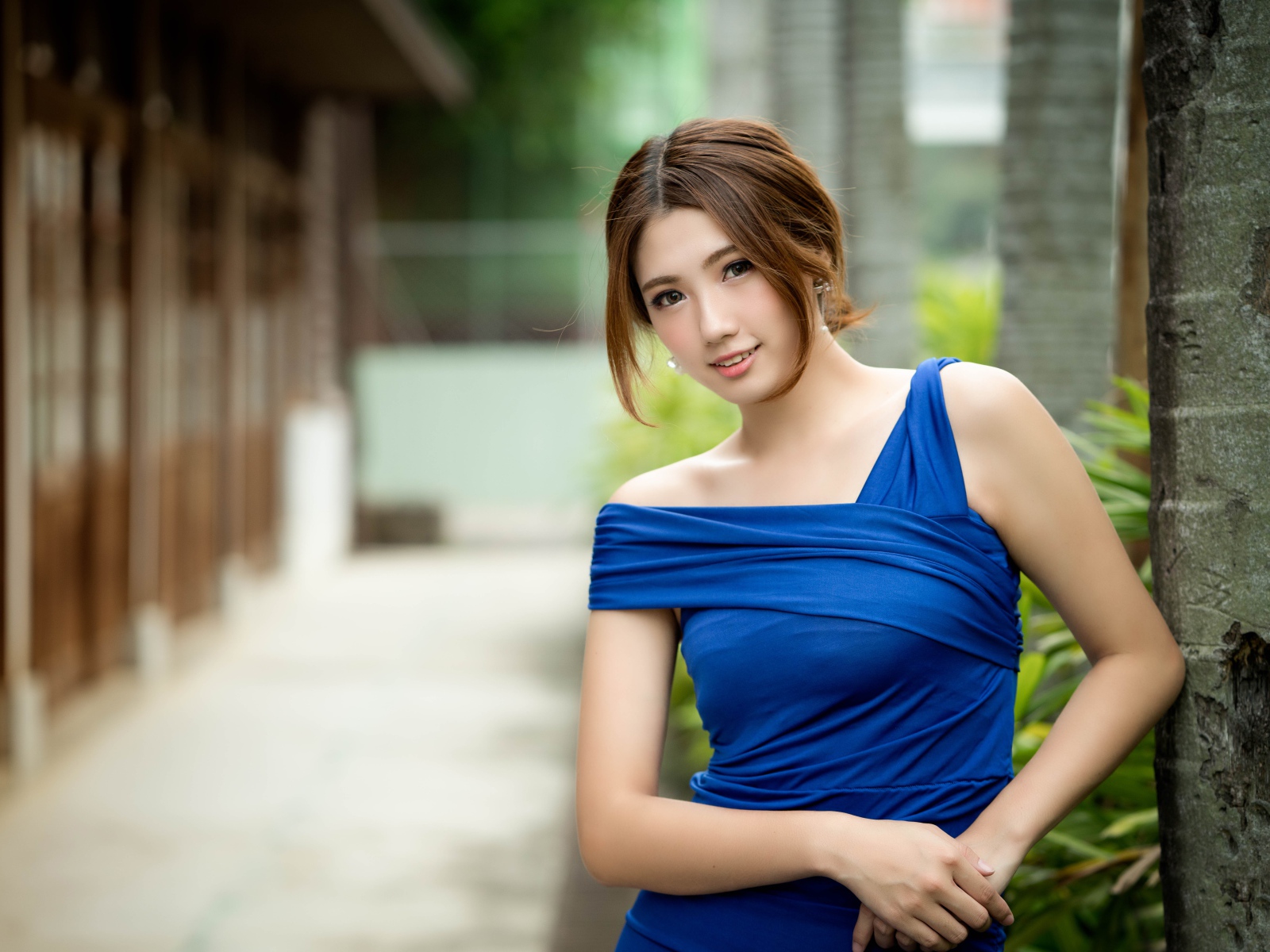 Молодая девушка азиатка в красивом голубом платье