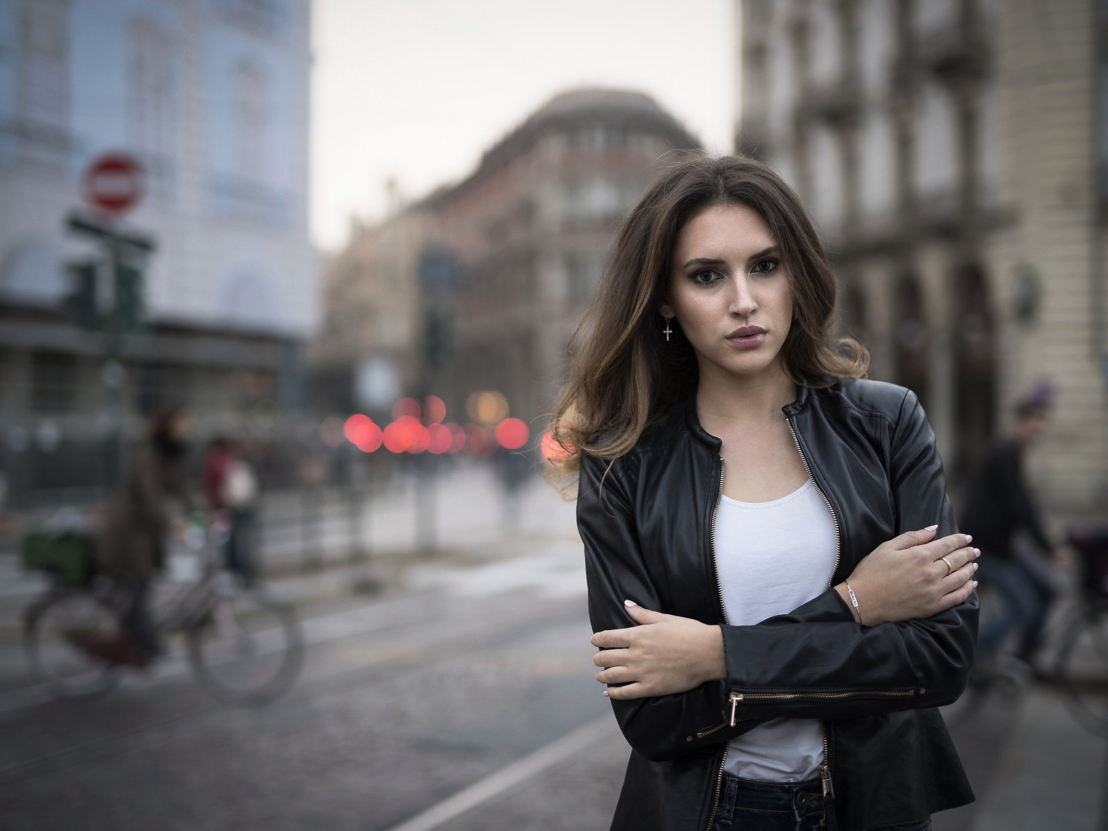 Молодая брюнетка в черной кожаной куртке