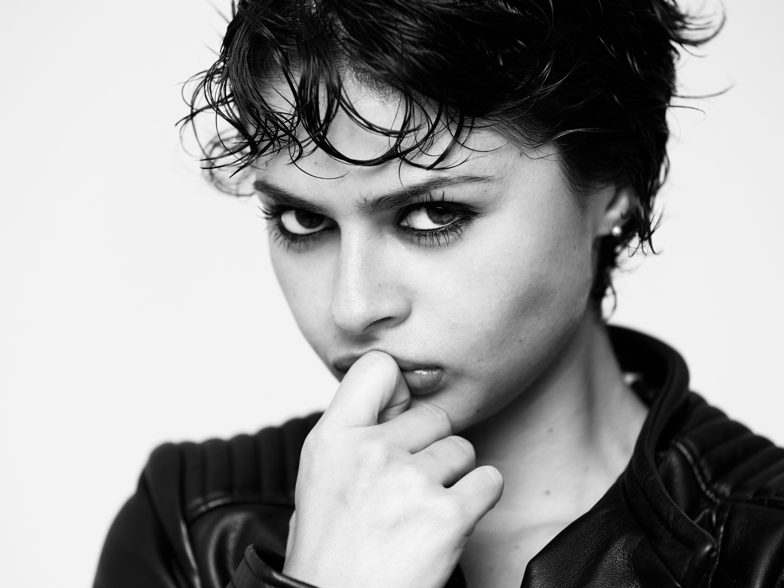 Молодая девушка с серьезным взглядом черно-белое фото