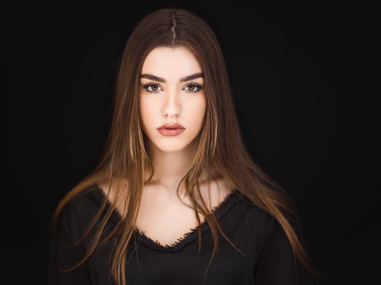 Молодая девушка с карими глазами 