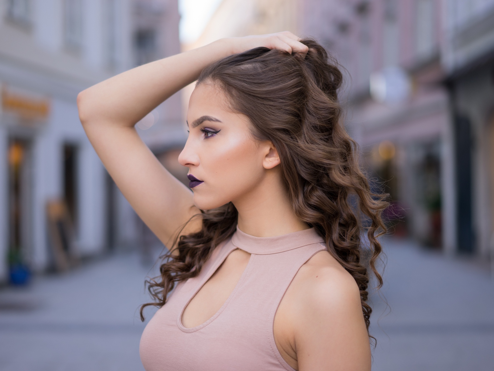 Молодая девушка шатенка с красивым макияжем