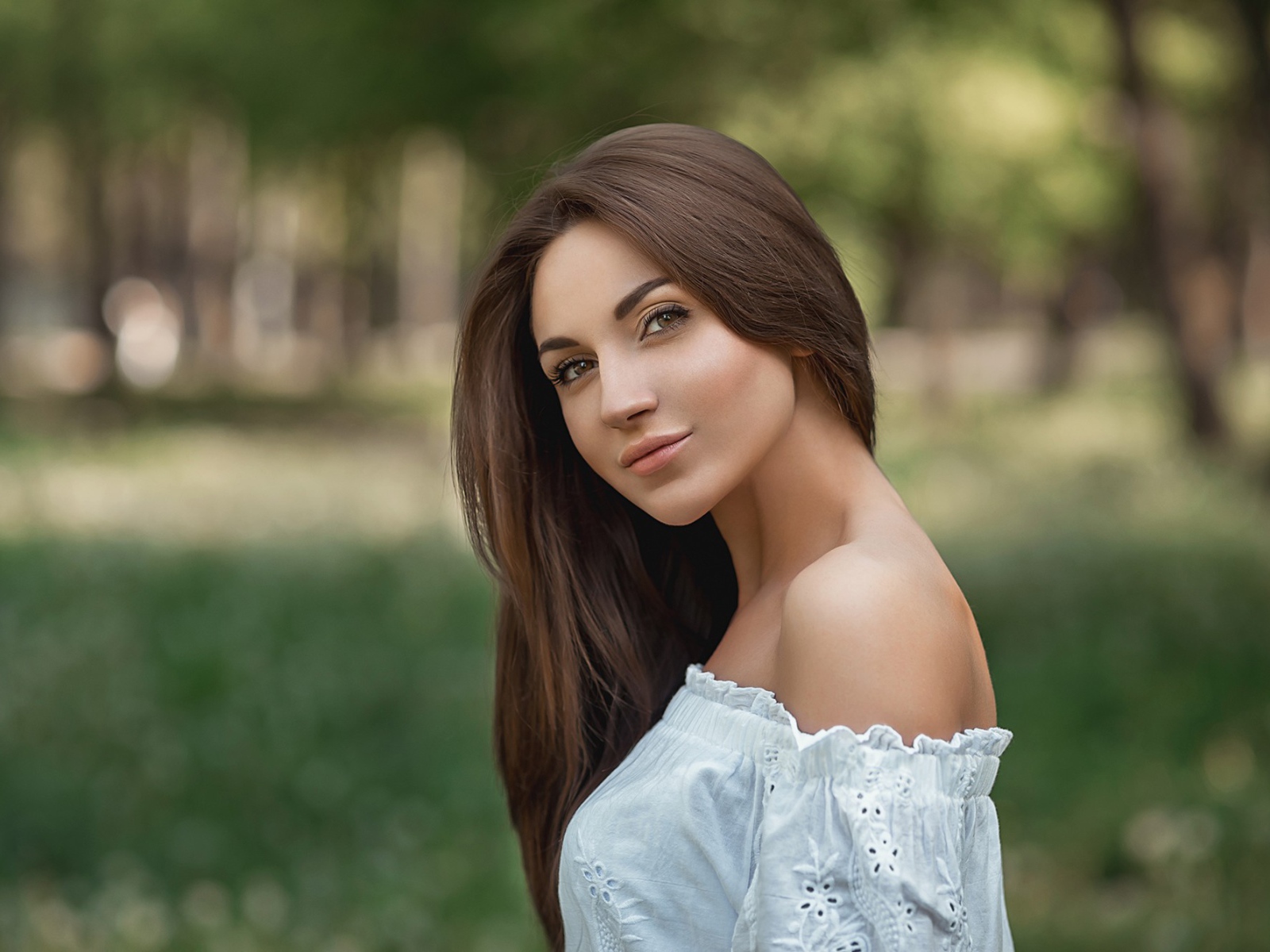 Молодая девушка с длинными волосами в белом 