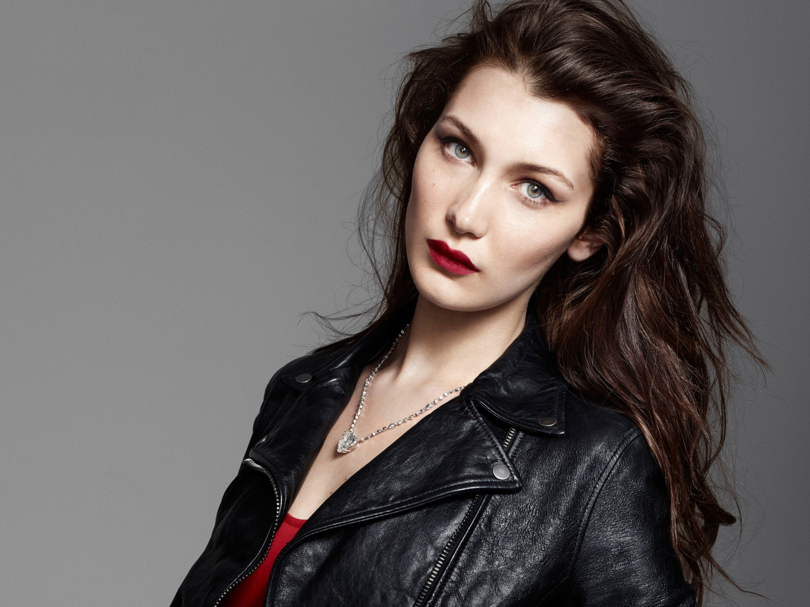 Американская модель Белла Хадид в черной кожаной куртке