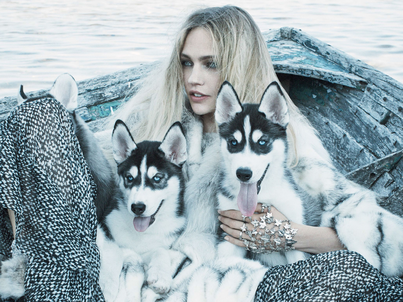 Девушка модель Саша Пивоварова с щенками хаски  