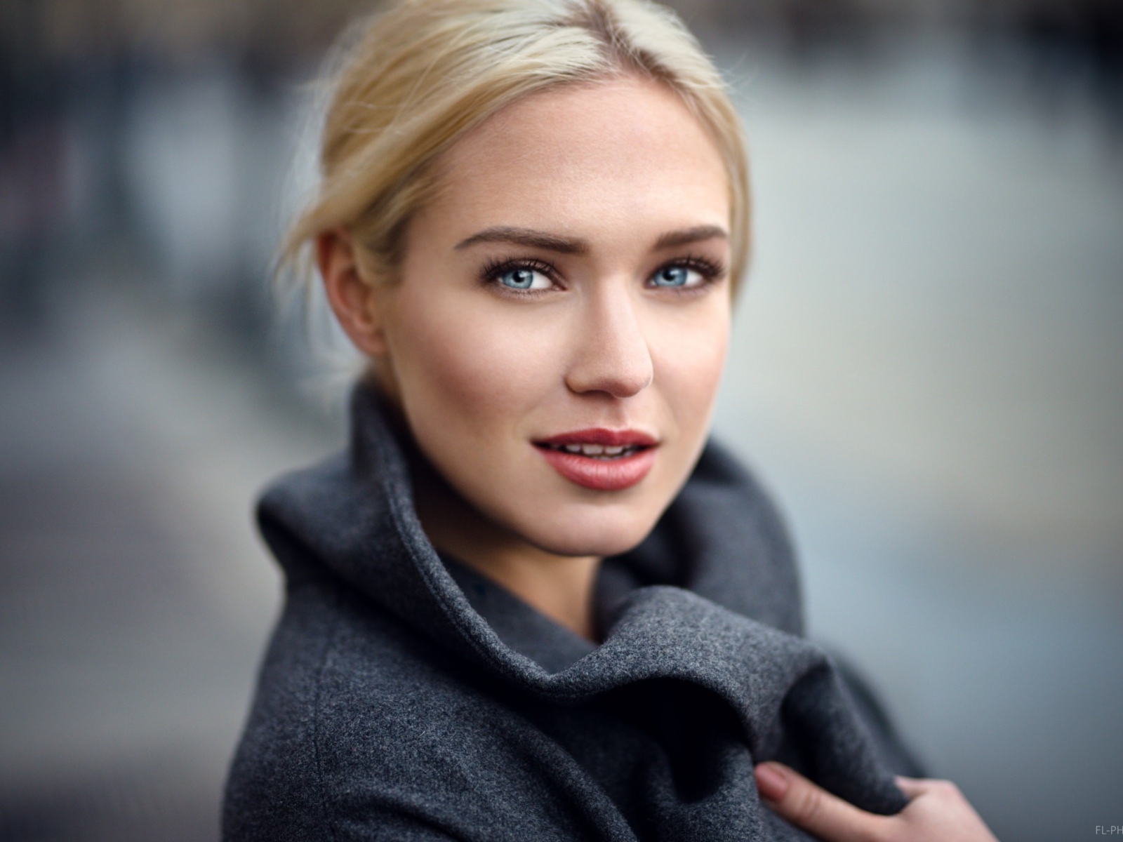 Девушка с голубыми глазами модель  Eva Mikulski 