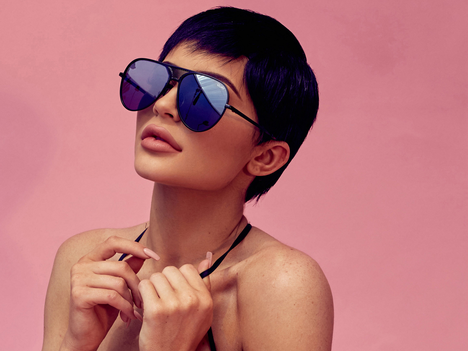 Популярная модель Кайли Дженнер в черных солнечных очках