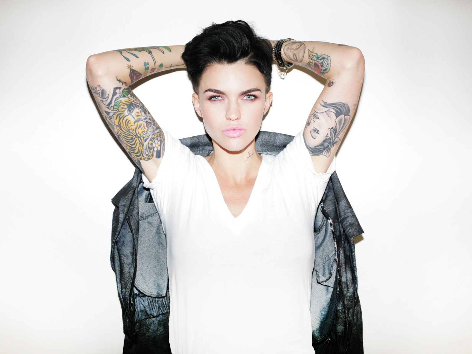 Девушка модель Руби Роуз с татуировками на руках