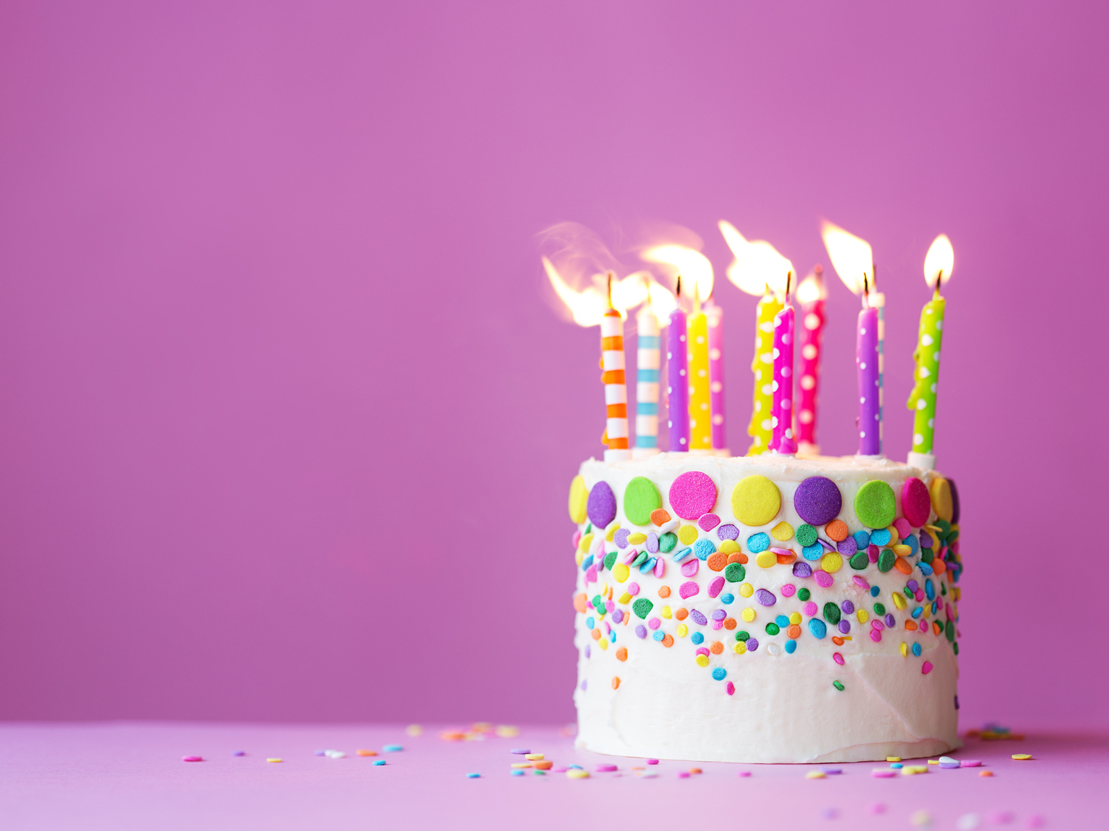 Торт на день рождения со свечами на сиреневом фоне