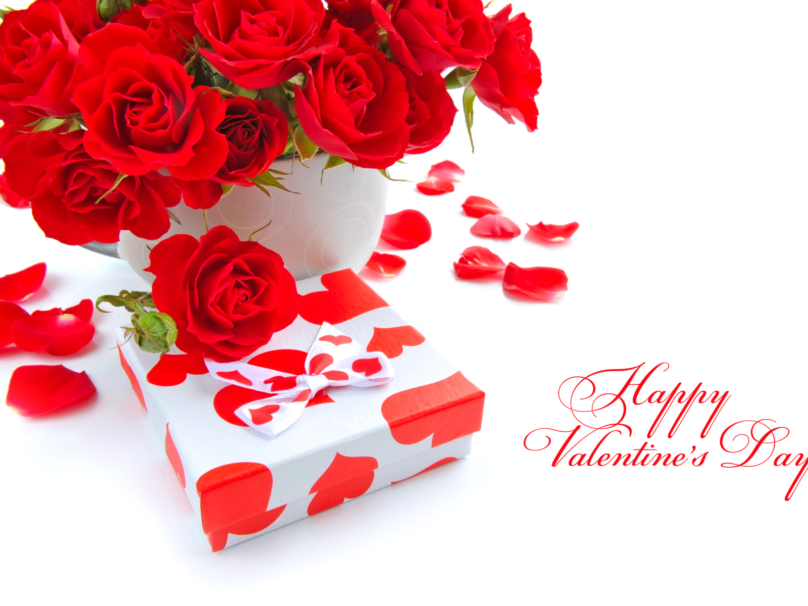 Букет красных роз с подарком на белом фоне на День Святого Валентина