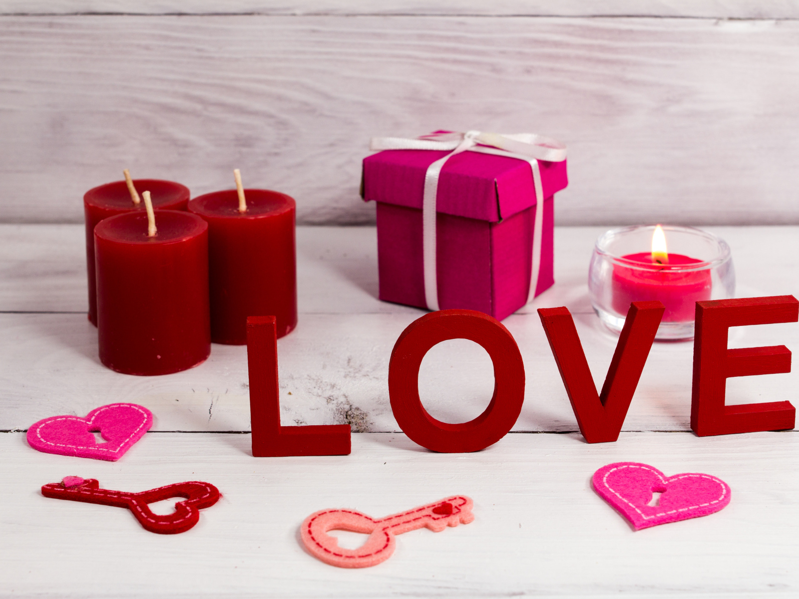 Подарок, красные свечи и надпись Любовь на День Святого Валентина, 14 февраля