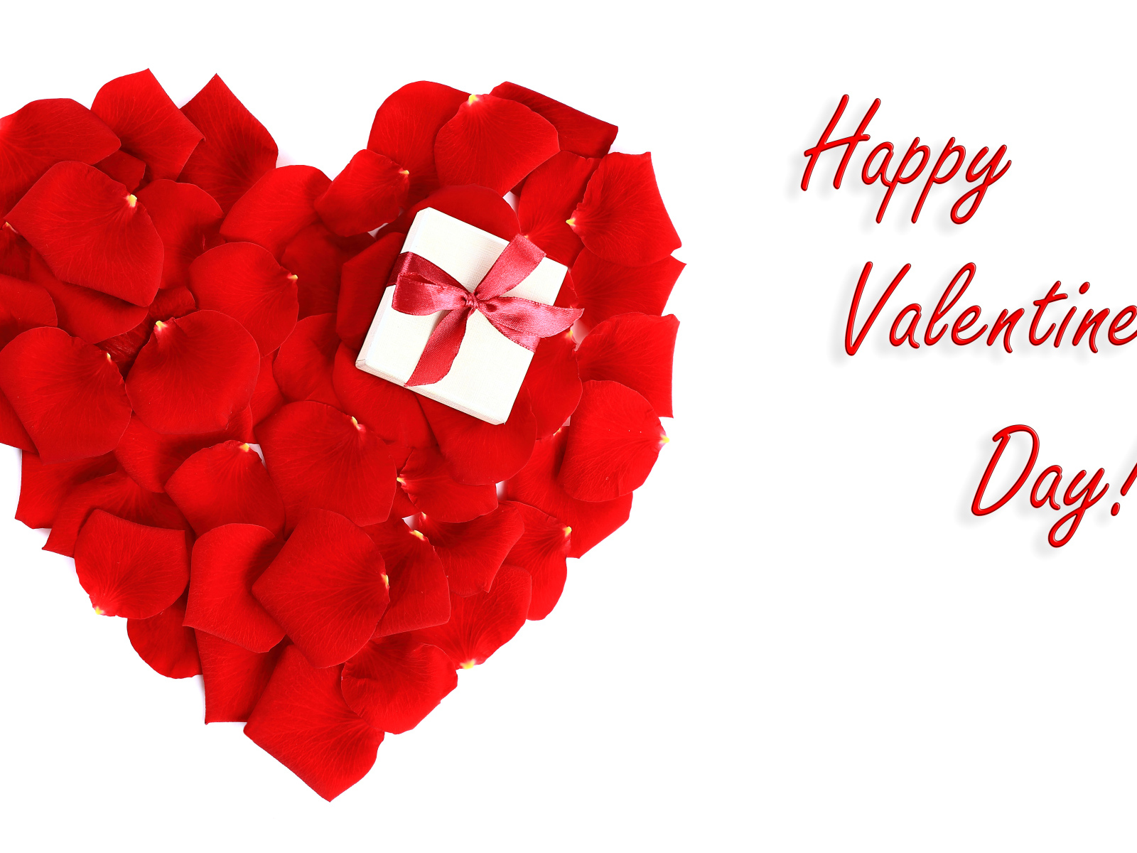 Красное сердце из лепестков розы и надпись С Днем Святого Валентина на белом фоне