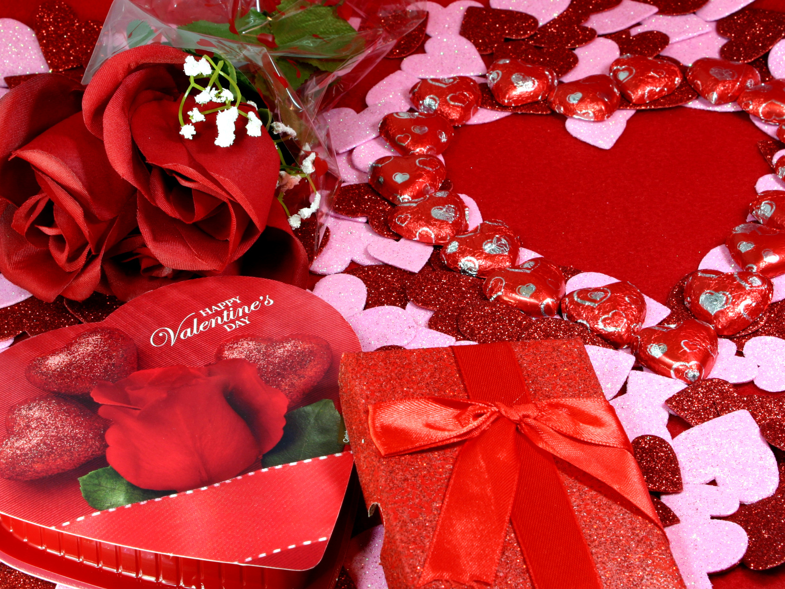 Красные розы и подарки на День Святого Валентина
