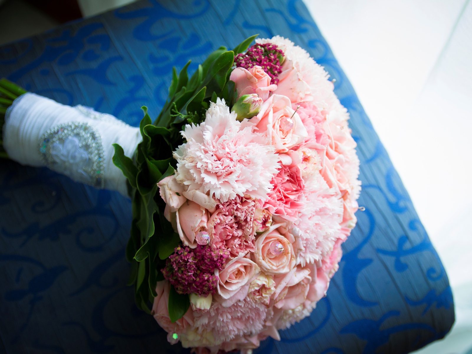 Красивый розовый свадебный букет невесты