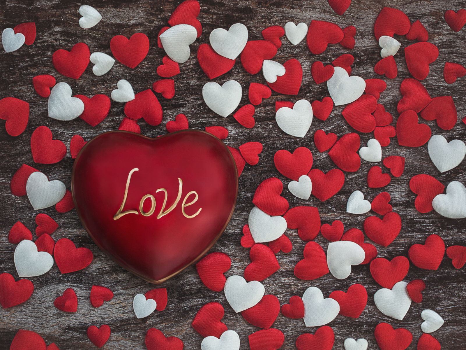 Большое красное сердце с надписью Любовь среди маленьких сердечек