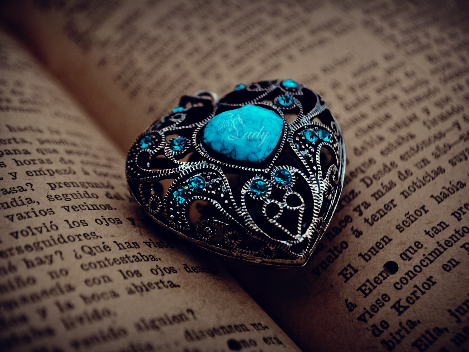 Красивый кулон в форме сердце с синим камнем 