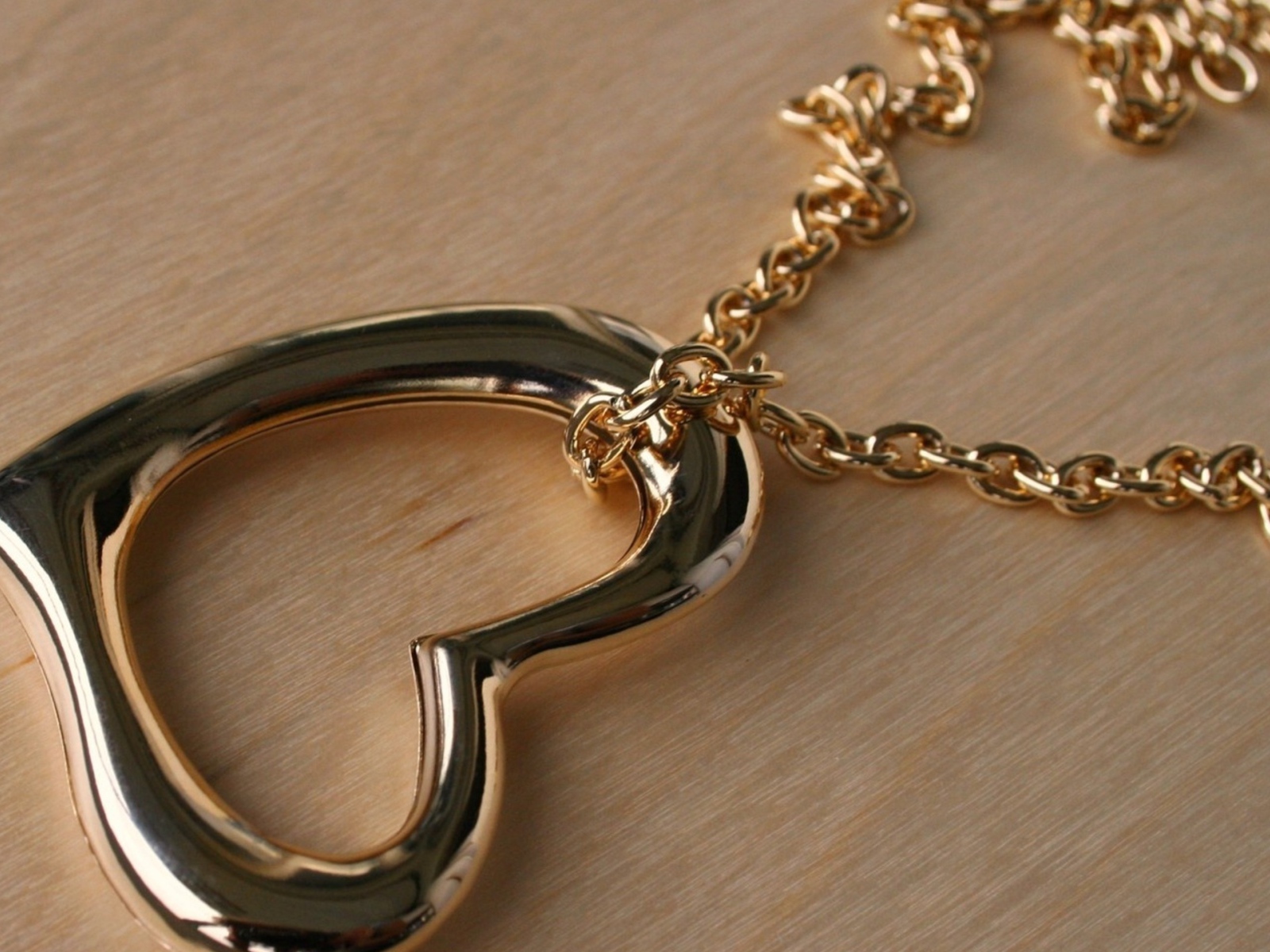 Подвеска в форме сердца на золотой цепочке