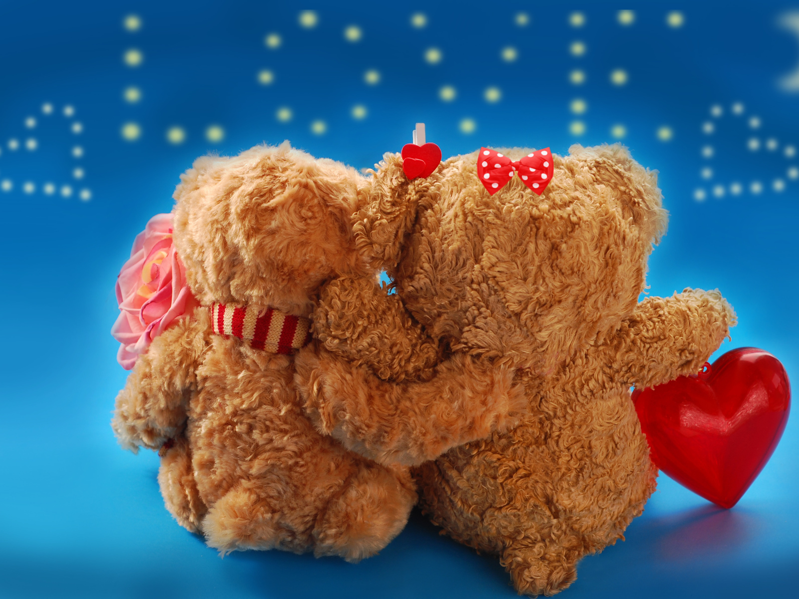 Два влюбленных медвежонка Тедди на фоне надписи Любовь