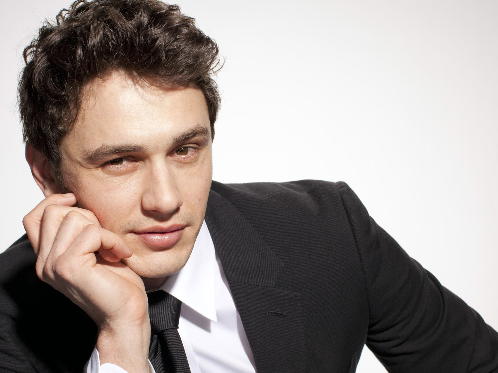 Американский актер Джеймс Франко в стильном костюме