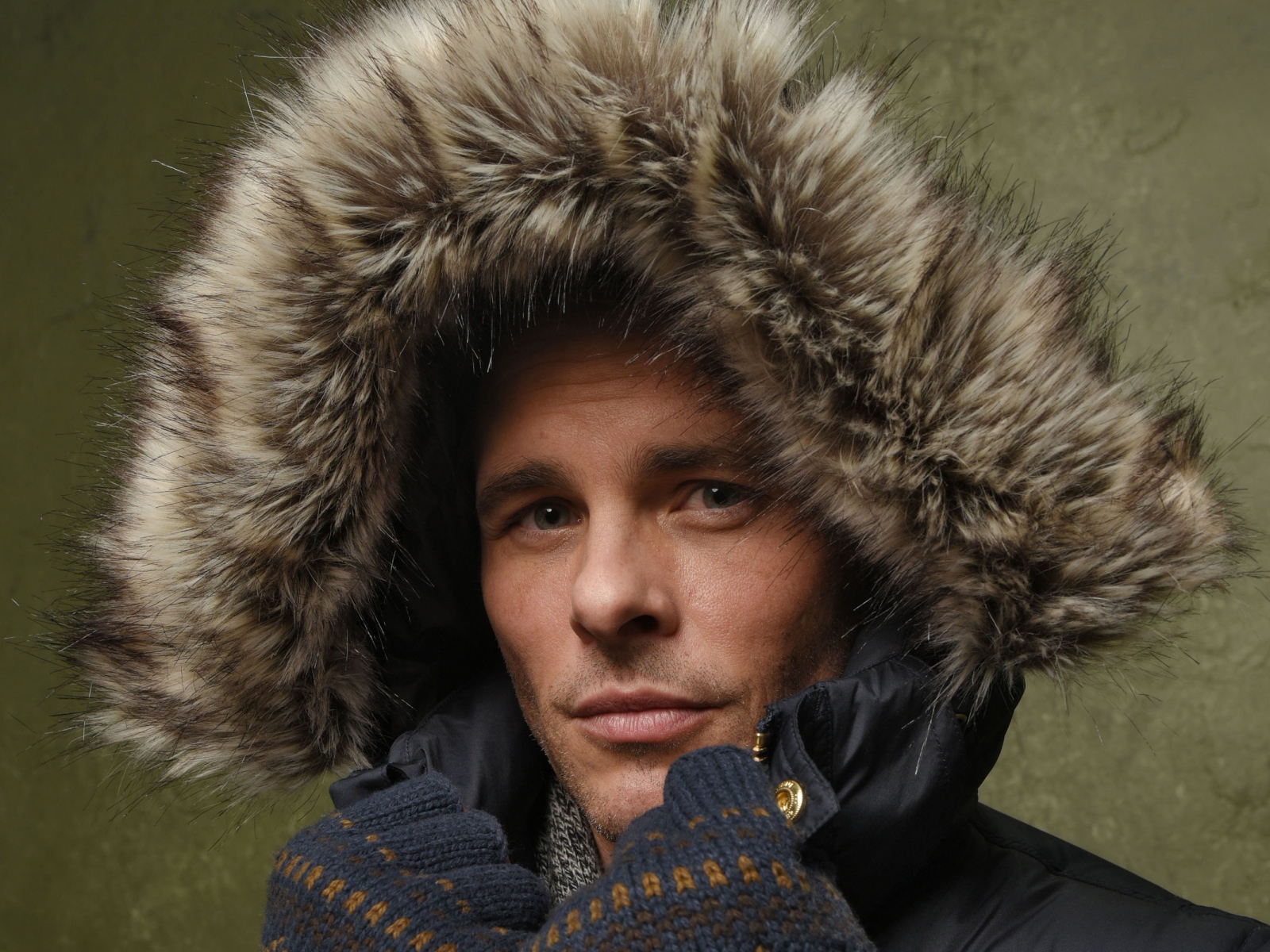 Красивый актер Джеймс Марсден в капюшоне с мехом