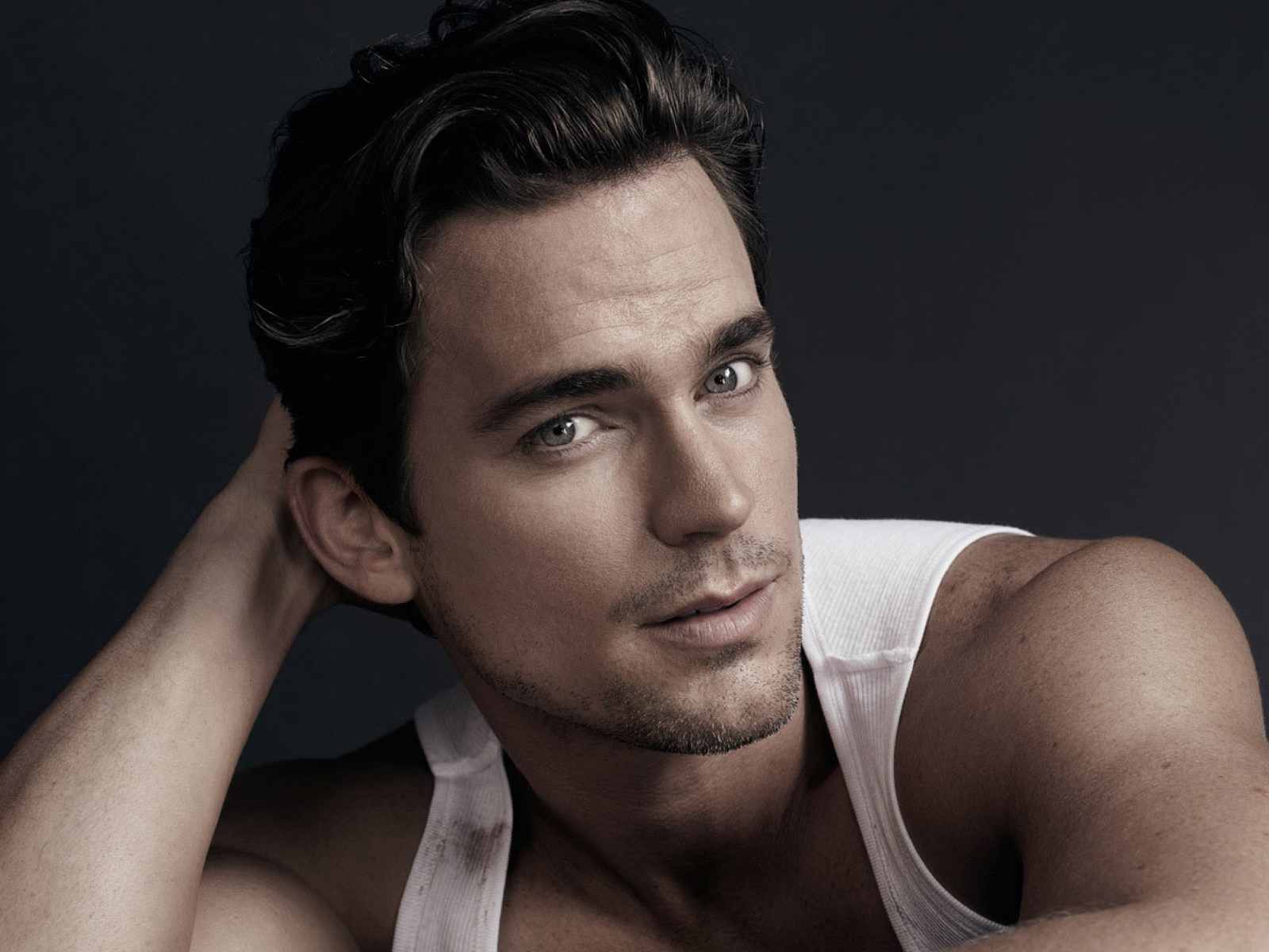 Красивый популярный актер Мэтт Бомер