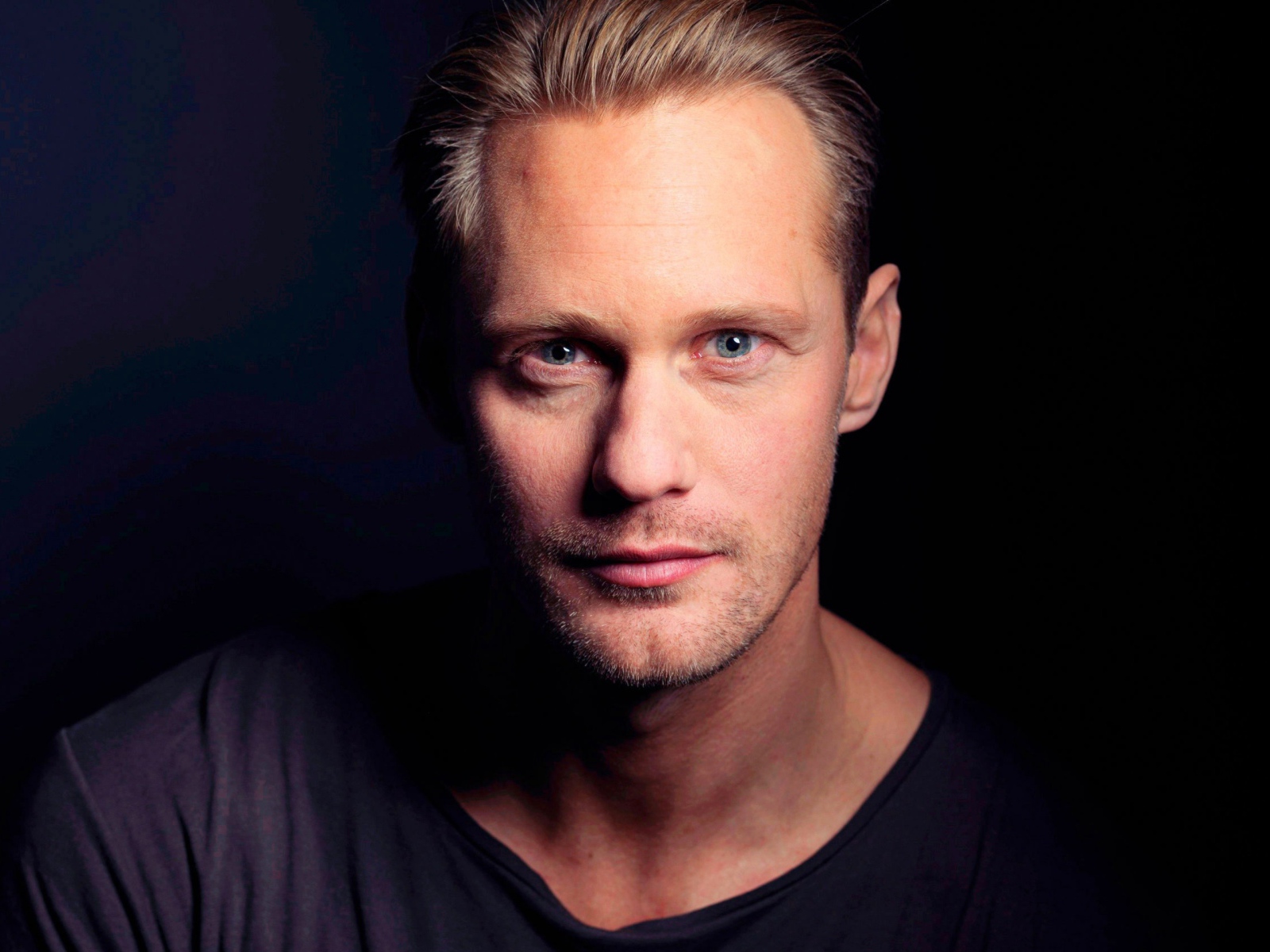 Популярный актер Александр Скарсгард, фото на черном фоне