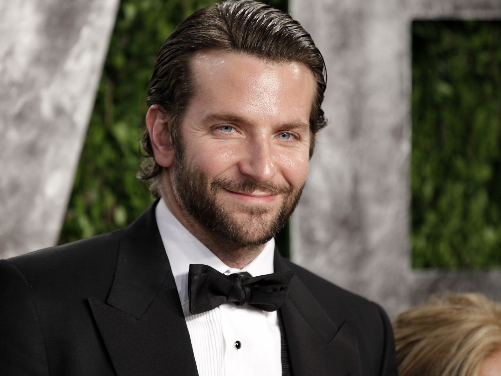 Популярный актер  Бредли Купер в костюме с бабочкой