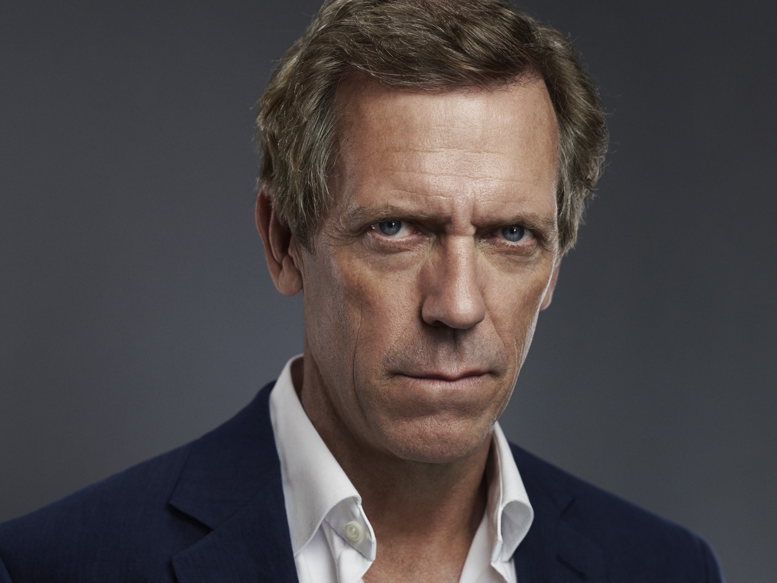 Популярный актер Хью Лори, фото на сером фоне