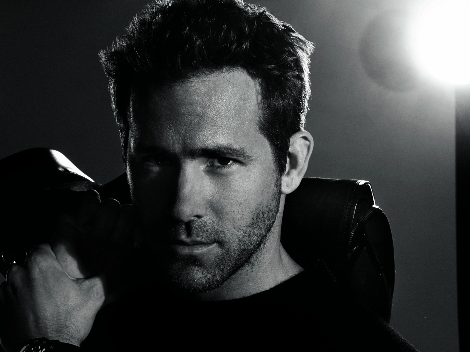 Популярный актер Райан Рейнольдс, черно-белое фото